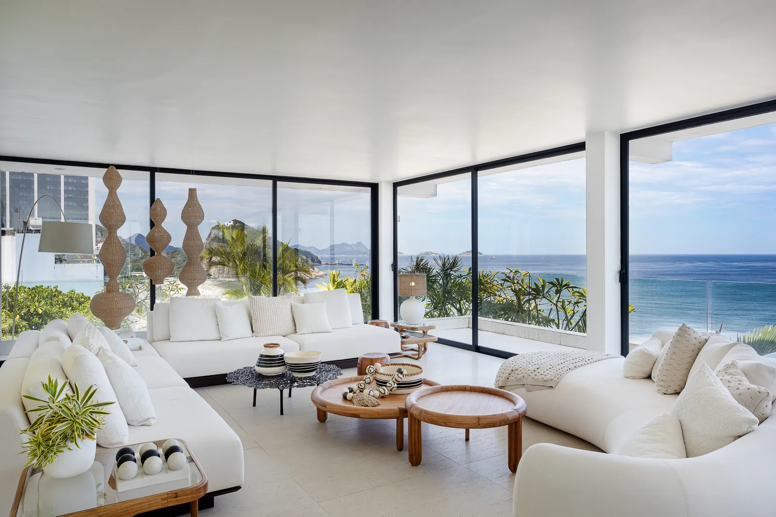 Corner of glass in the living room, the ocean on two sides