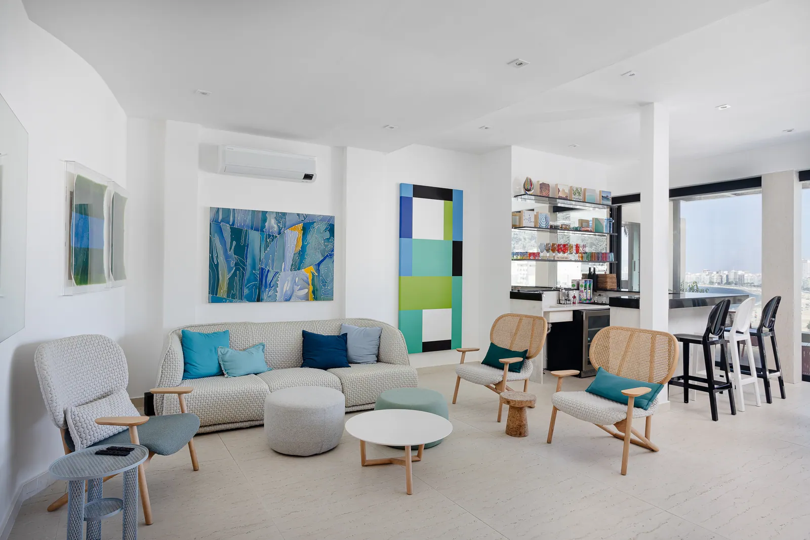 Seating with turquoise cushions beside the breakfast bar