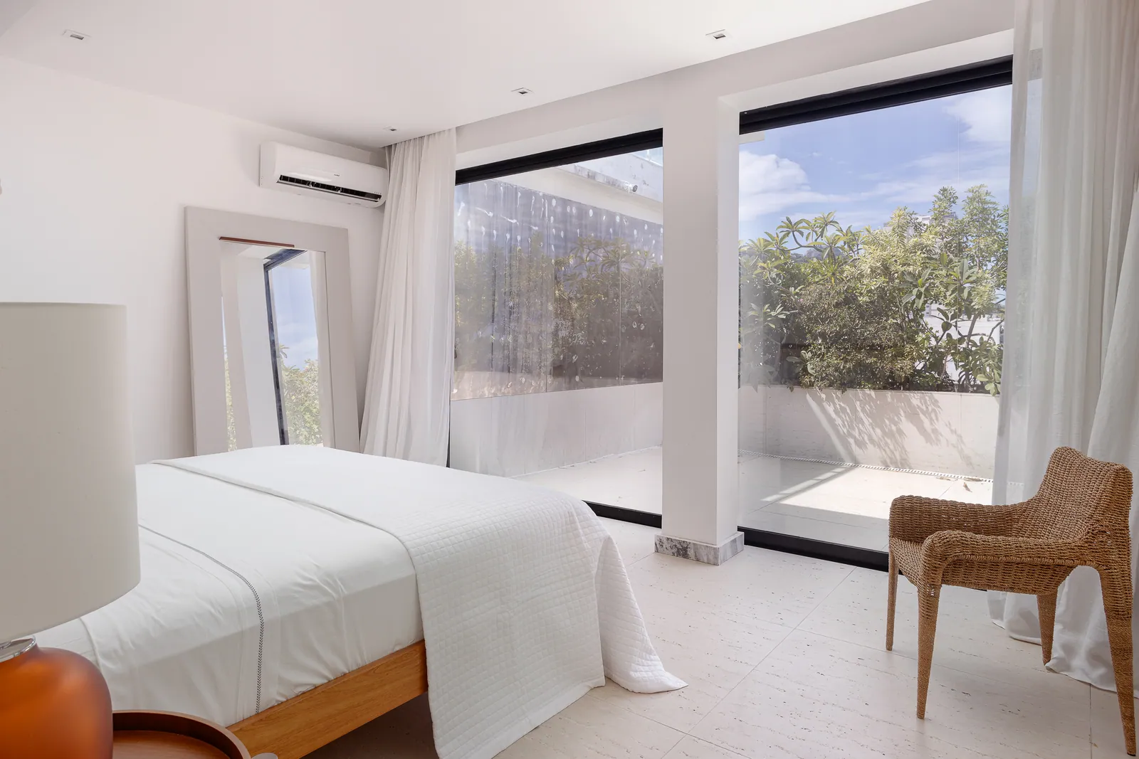 Twin bedroom opening onto the terrace